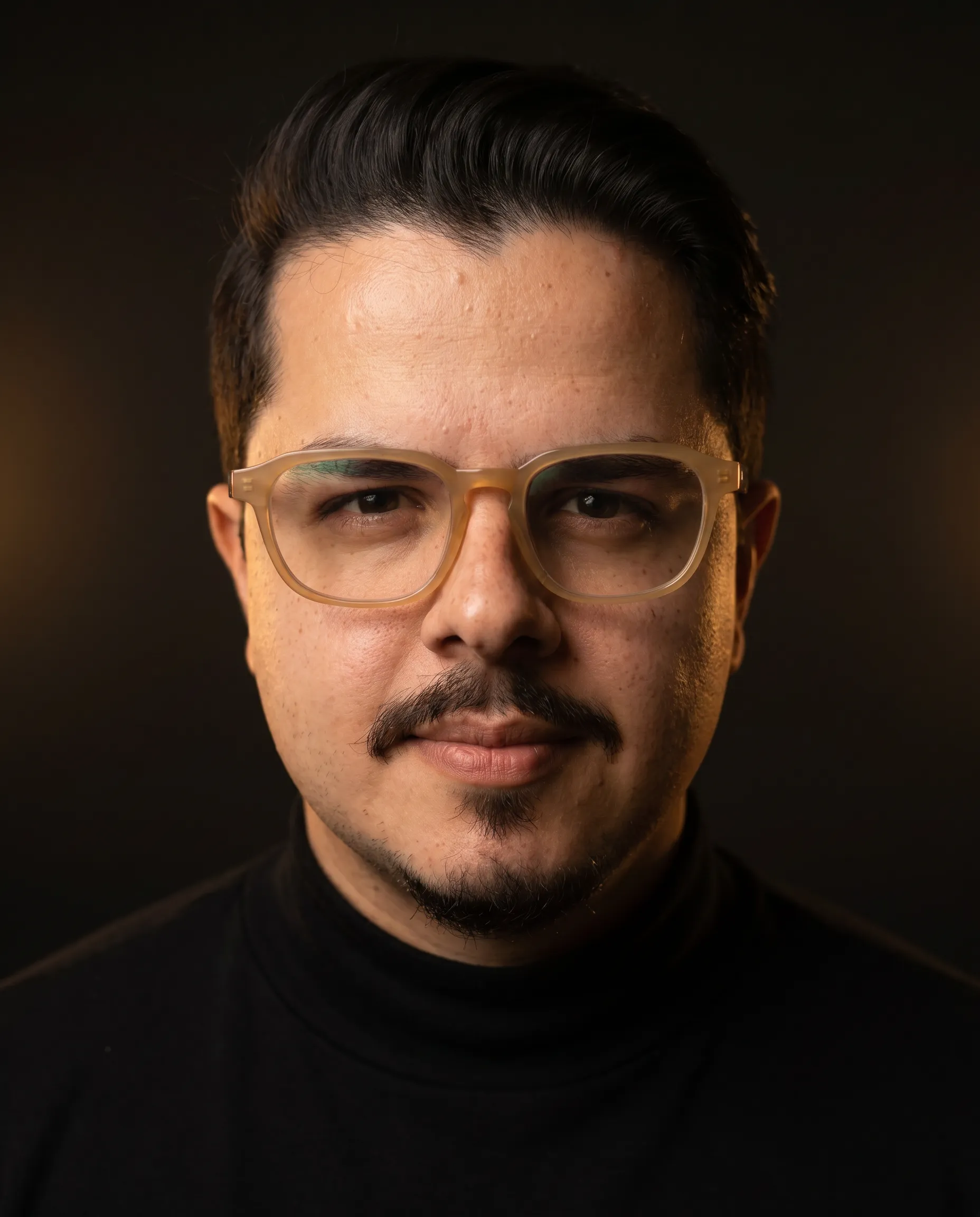 Retrato de Ian Lahor Amato em luz lateral sobre fundo escuro