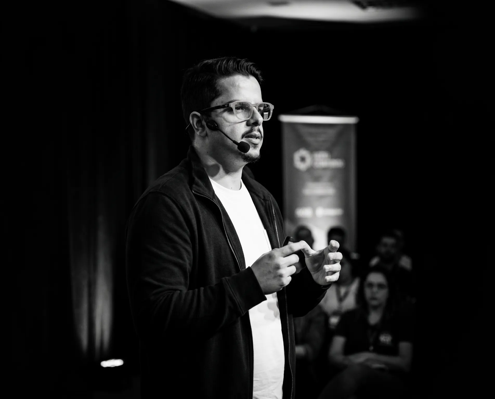 Ian Lahor Amato apresentando em palco durante uma palestra